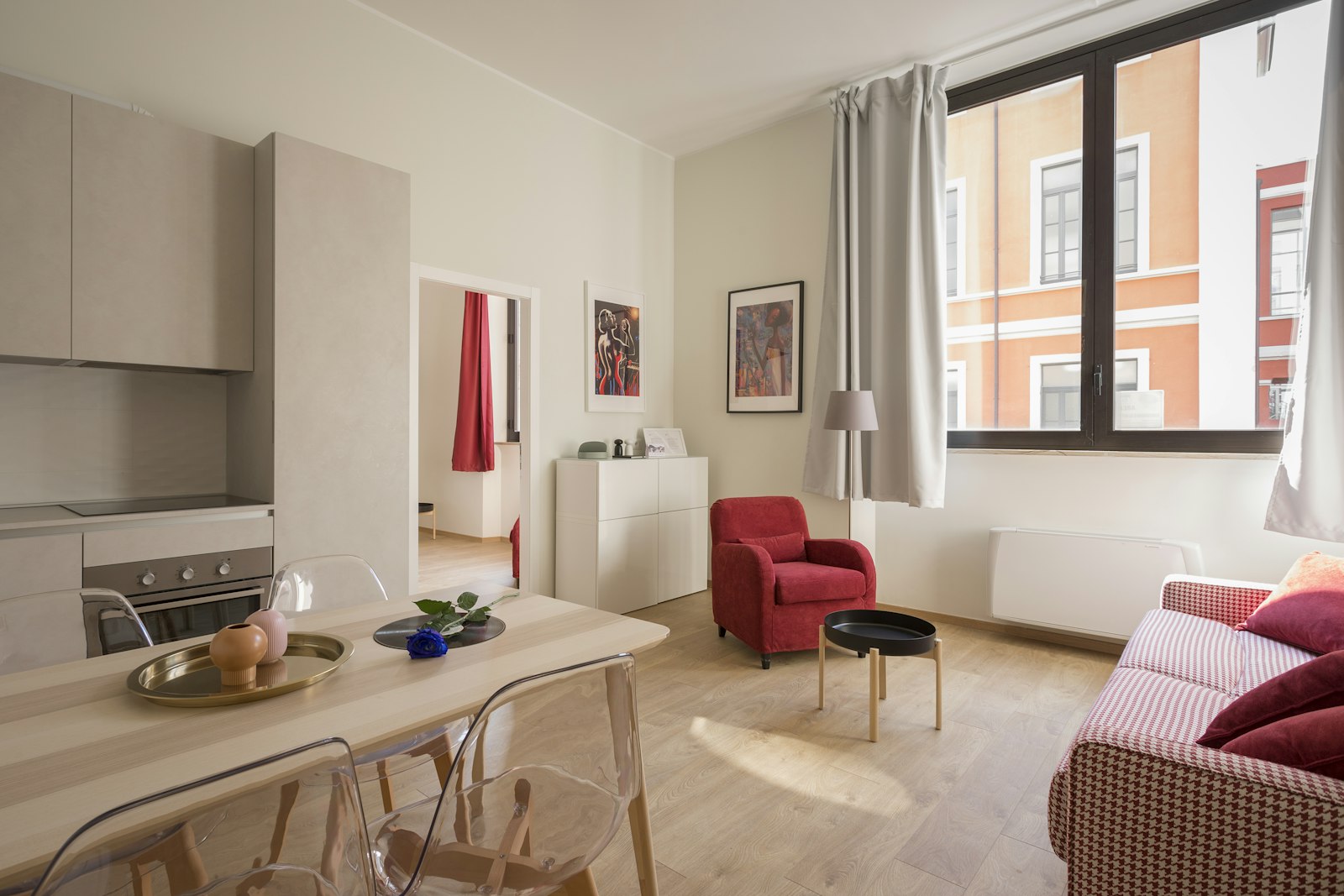 Altbauwohnung mit warmem Holzboden und Essbereich